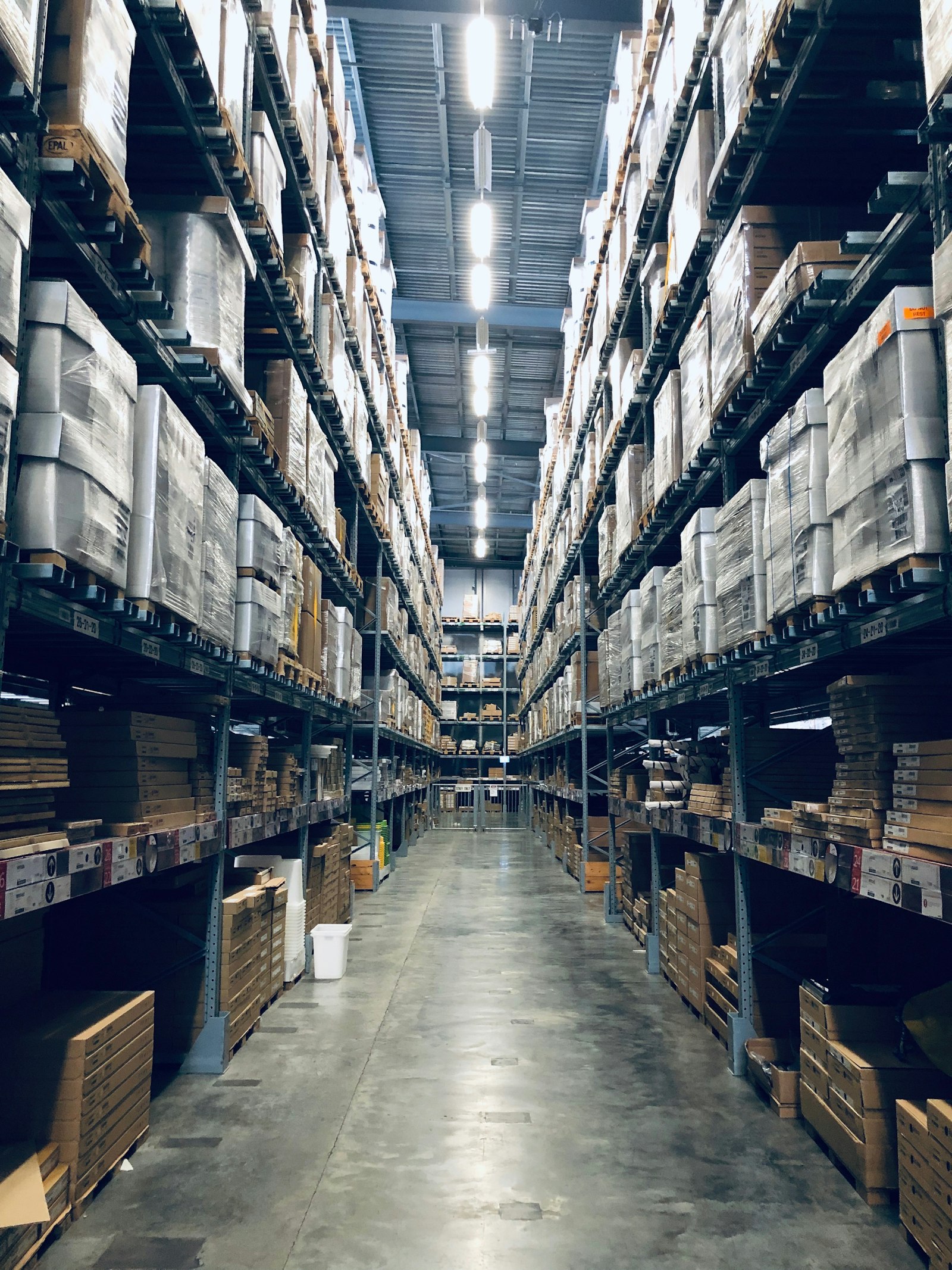 fotografia przemysłowa — magazyn logistyczny